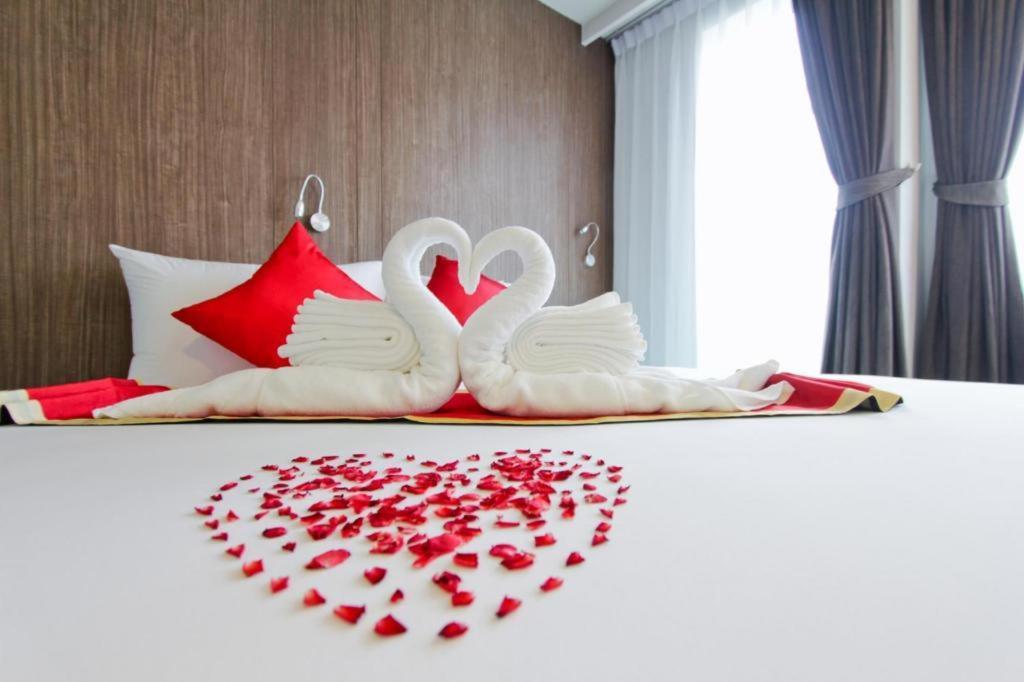 Elegancy Sansabai Hotel Patong Bagian luar foto