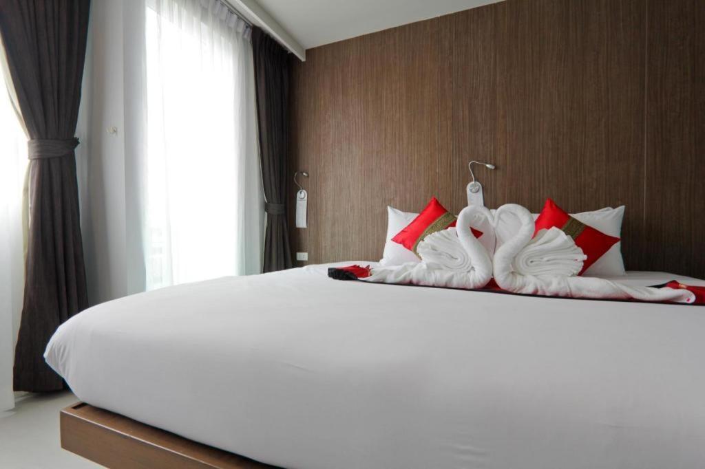 Elegancy Sansabai Hotel Patong Bagian luar foto