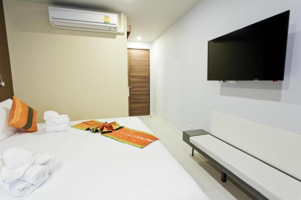 Elegancy Sansabai Hotel Patong Bagian luar foto