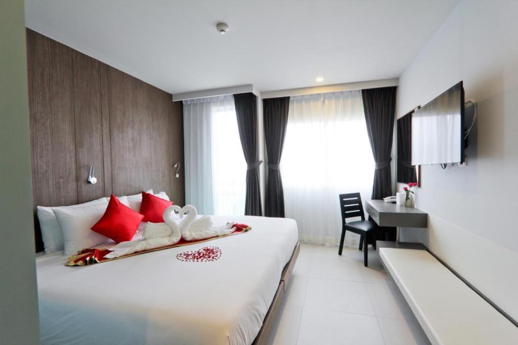 Elegancy Sansabai Hotel Patong Bagian luar foto