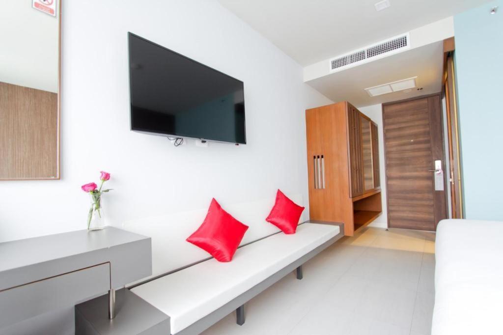 Elegancy Sansabai Hotel Patong Bagian luar foto