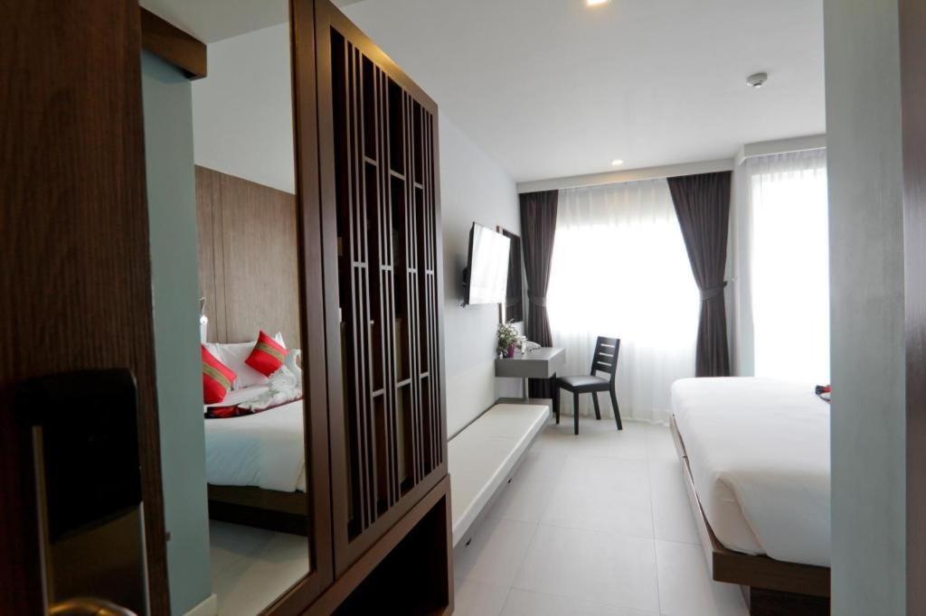 Elegancy Sansabai Hotel Patong Bagian luar foto