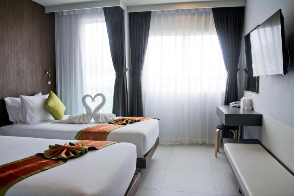 Elegancy Sansabai Hotel Patong Bagian luar foto
