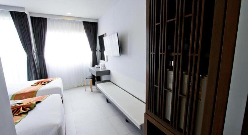 Elegancy Sansabai Hotel Patong Bagian luar foto